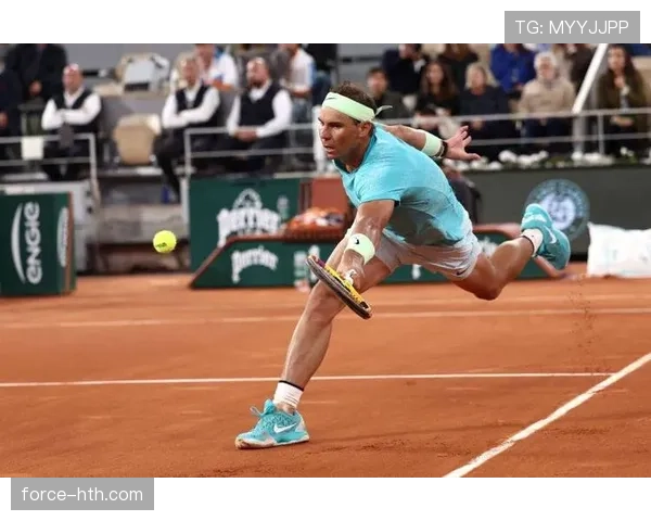 拉斐尔·纳达尔两度问鼎温网，彰显网坛传奇地位